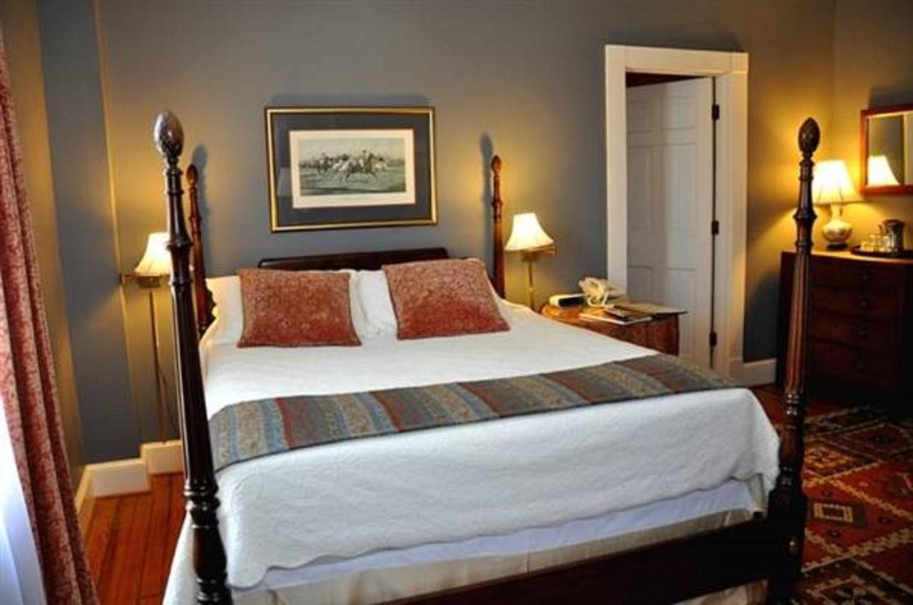 | 200 South Street Inn