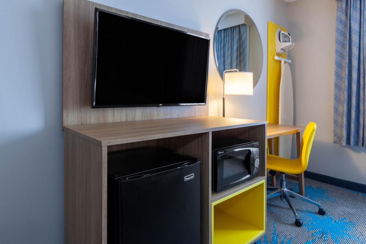King Room - Non-Smoking at Days Inn by Wyndham Sandusky / Cedar Point