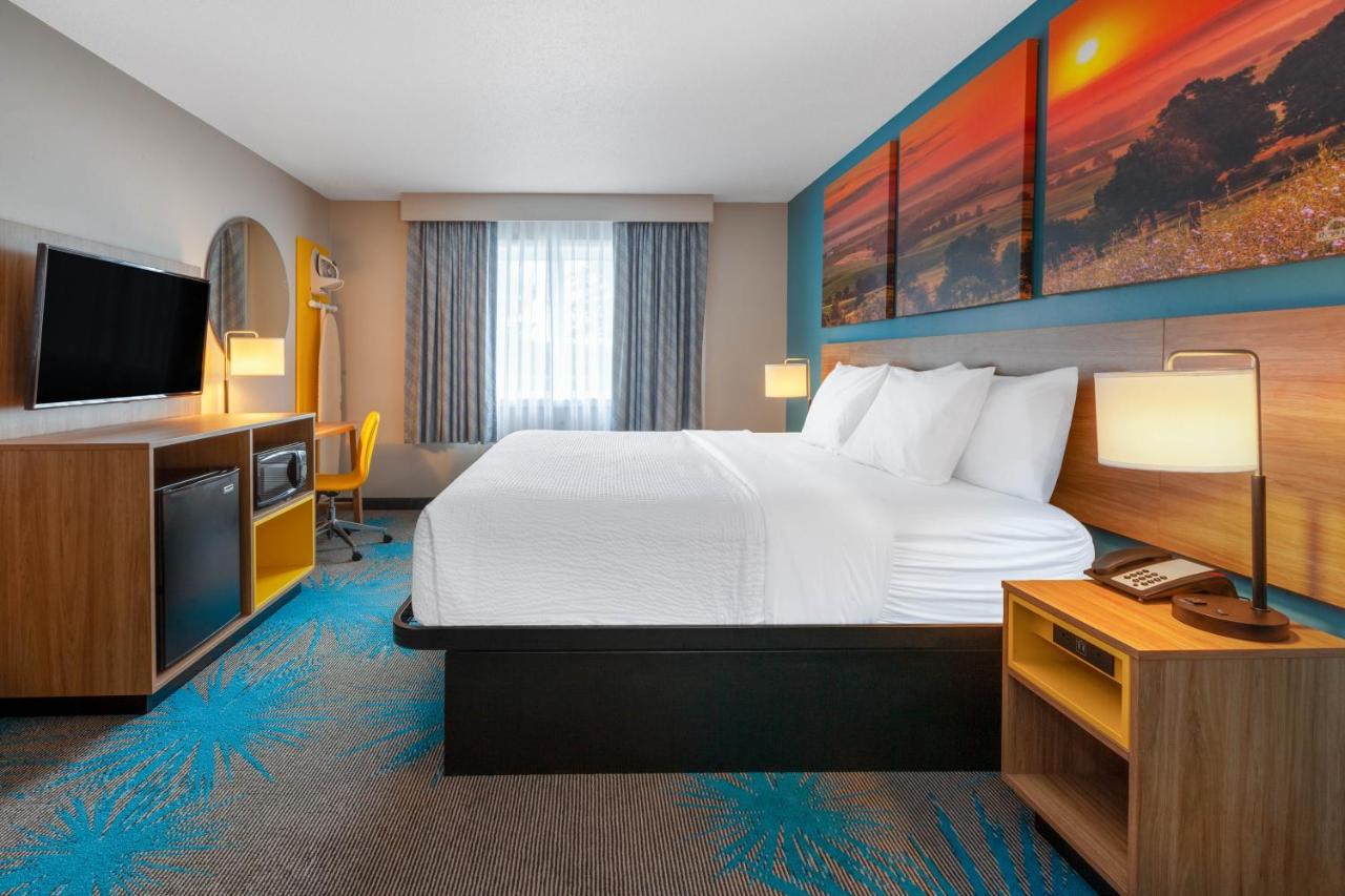 King Room - Non-Smoking at Days Inn by Wyndham Sandusky / Cedar Point