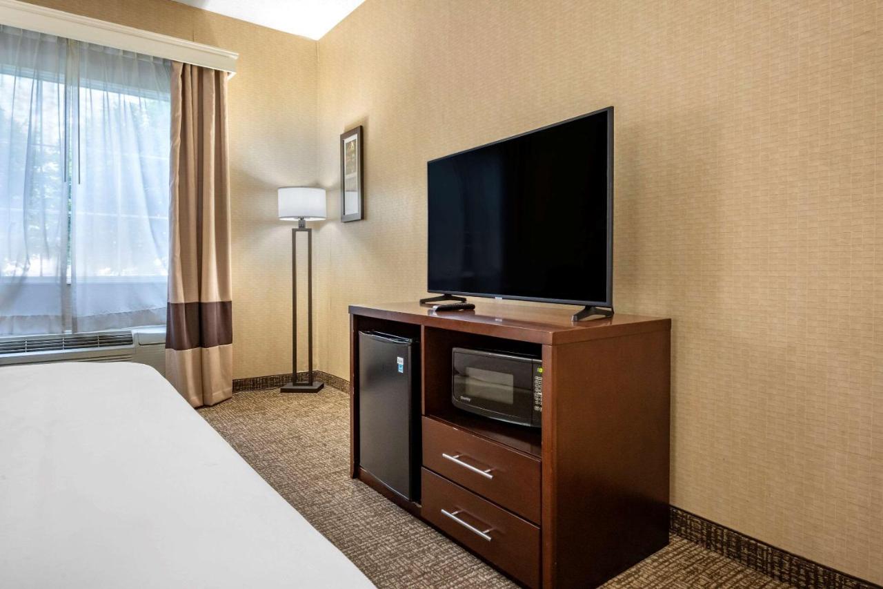 King Room with Hot Tub - Non-Smoking at Comfort Inn Meadowlands