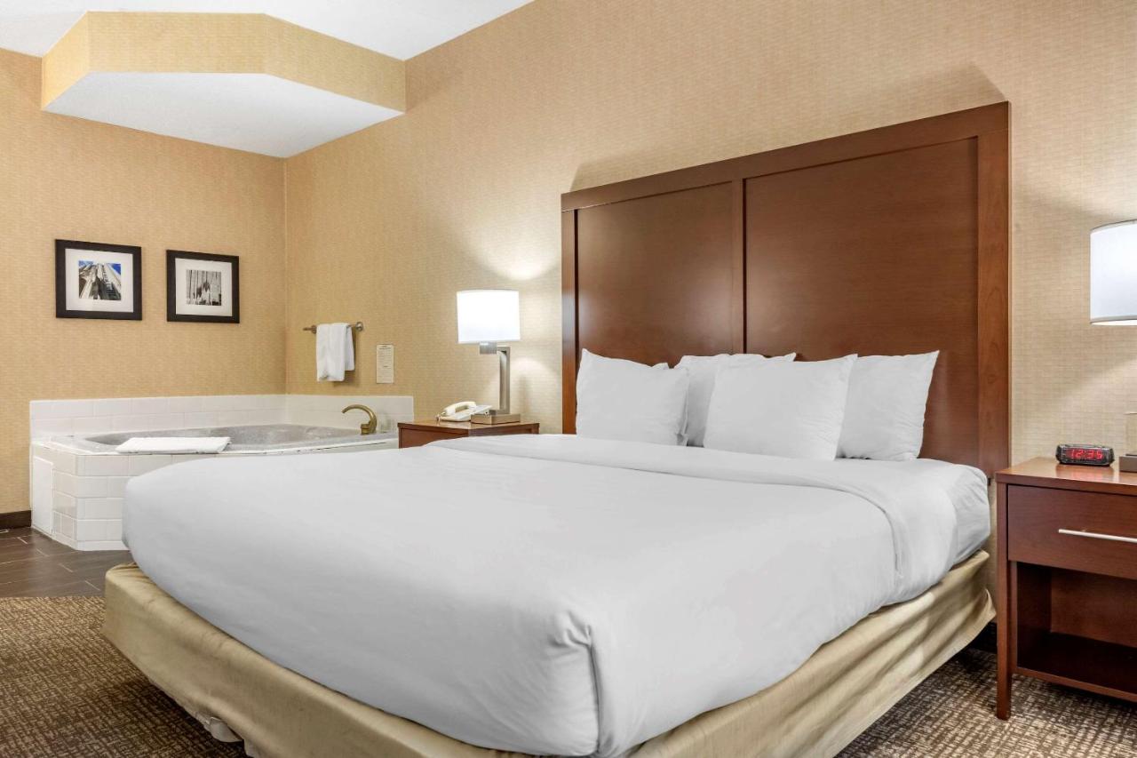 King Room with Hot Tub - Non-Smoking at Comfort Inn Meadowlands