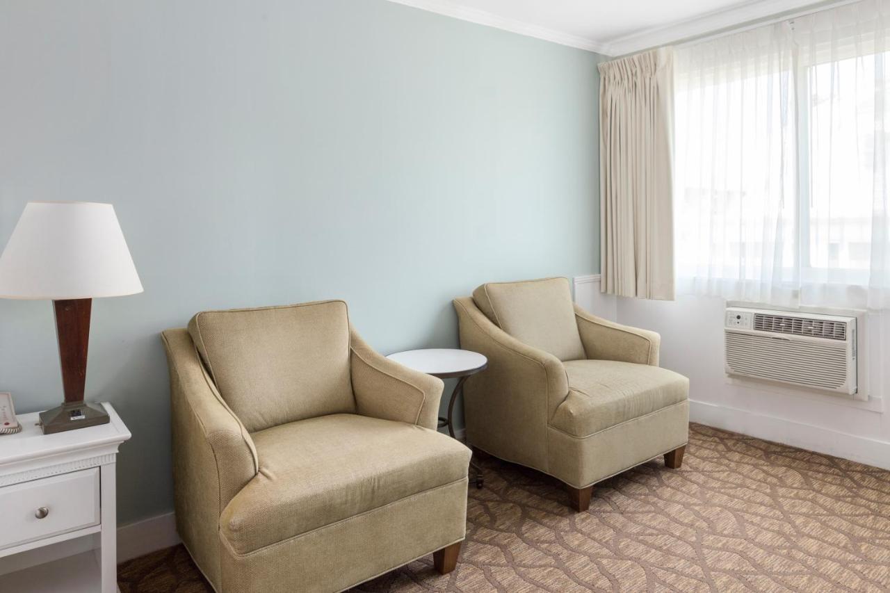 | Colonial Inn
