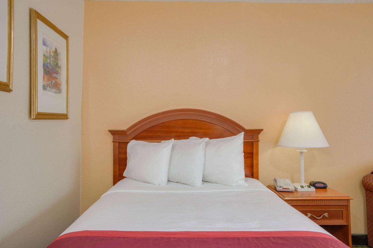 | Days Inn by Wyndham Asheville West