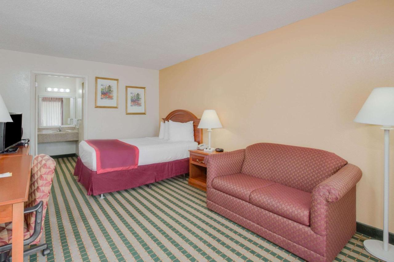 | Days Inn by Wyndham Asheville West