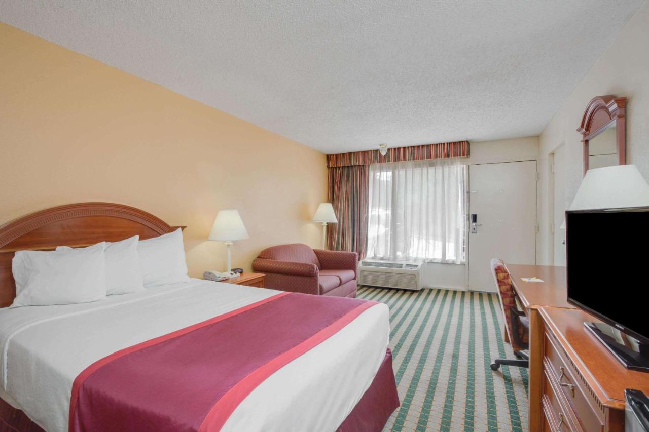 | Days Inn by Wyndham Asheville West