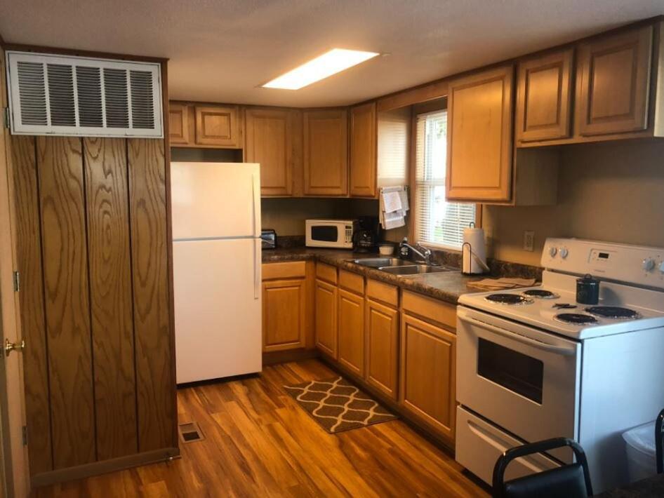 Two-Bedroom Deluxe Cabin at Point View Resort