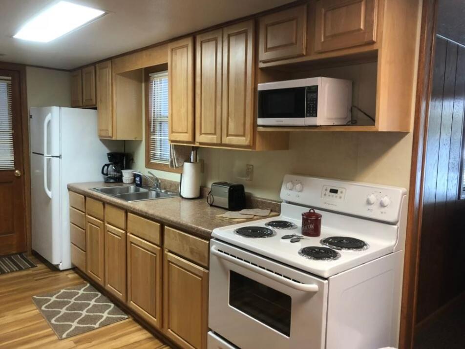 Two-Bedroom Deluxe Cabin at Point View Resort