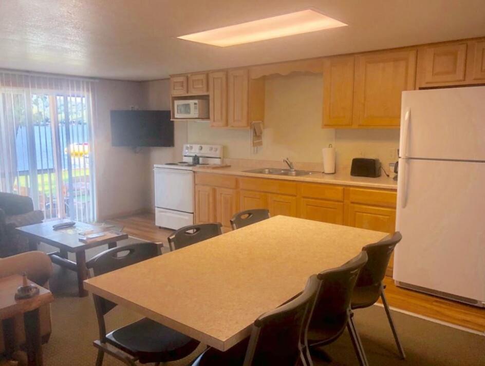 Three-Bedroom Deluxe Cabin at Point View Resort