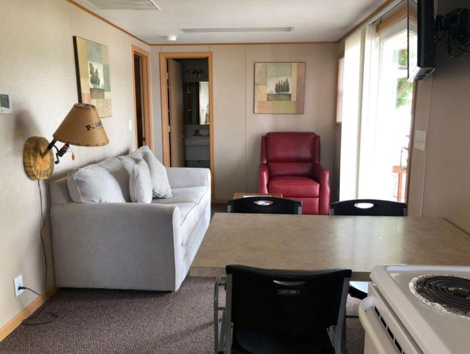 Three-Bedroom Deluxe Cabin at Point View Resort