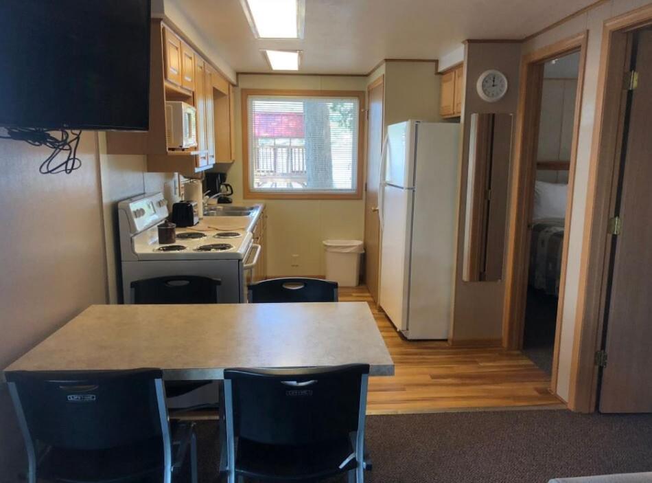 Three-Bedroom Deluxe Cabin at Point View Resort