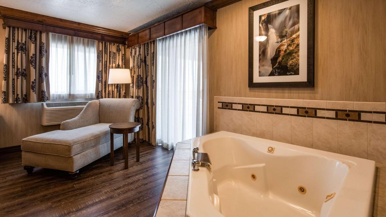 King Room with Spa Bath - Non-Smoking at Best Western Plus Flathead Lake Inn And Suites