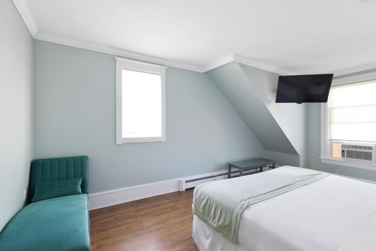 | Colonial Inn