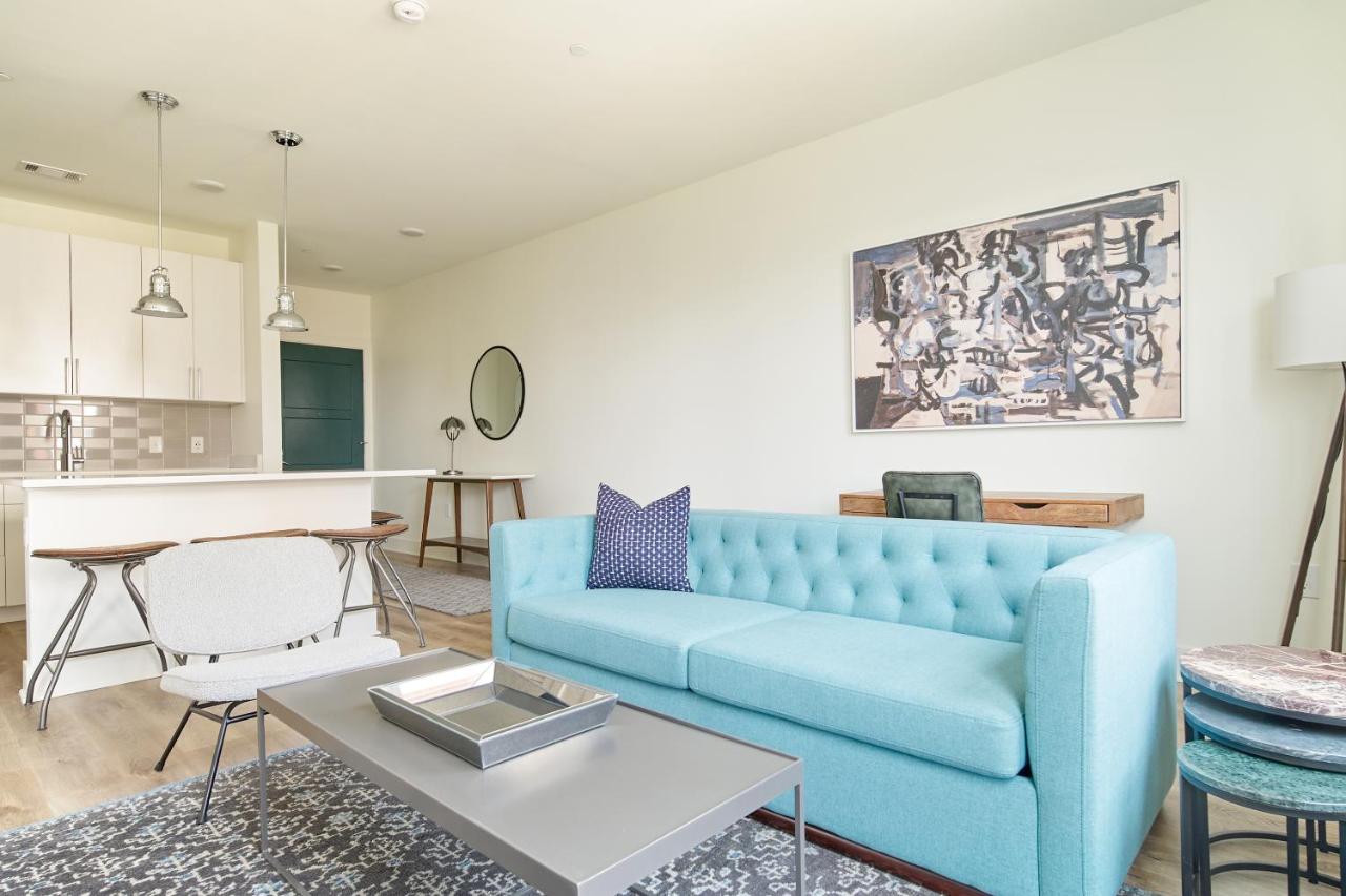Deluxe Suite at Sonder at LC Sobro