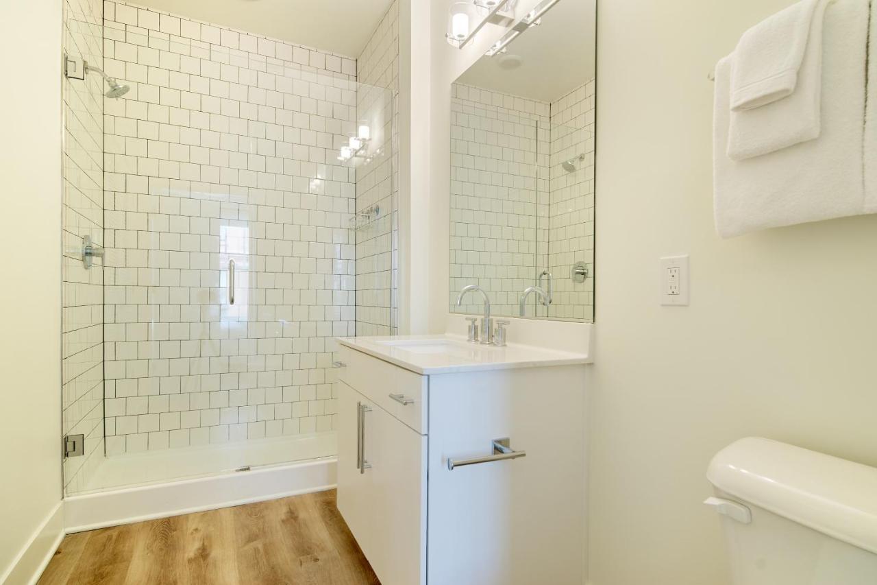 Deluxe Suite at Sonder at LC Sobro