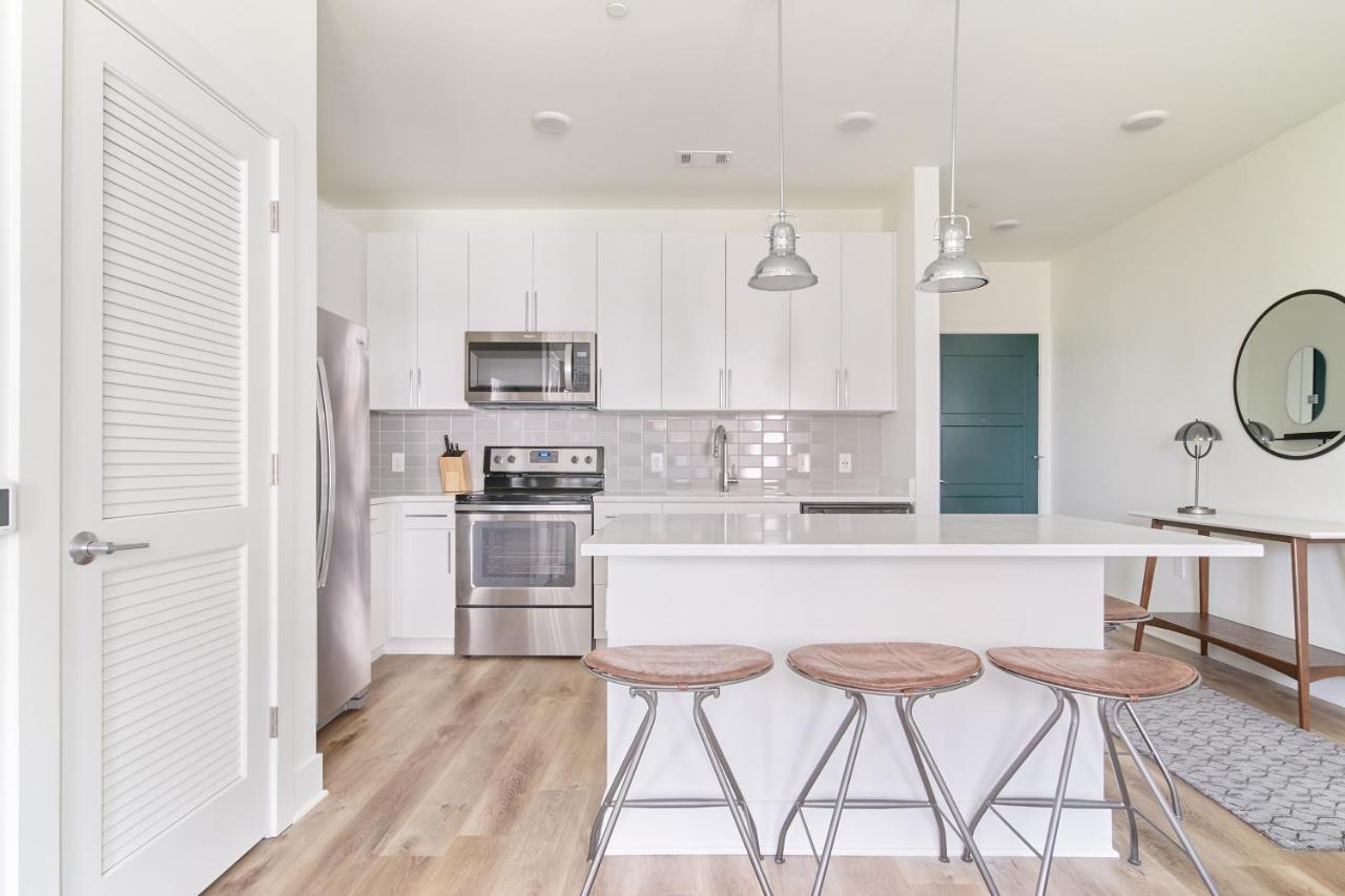 Deluxe Suite at Sonder at LC Sobro