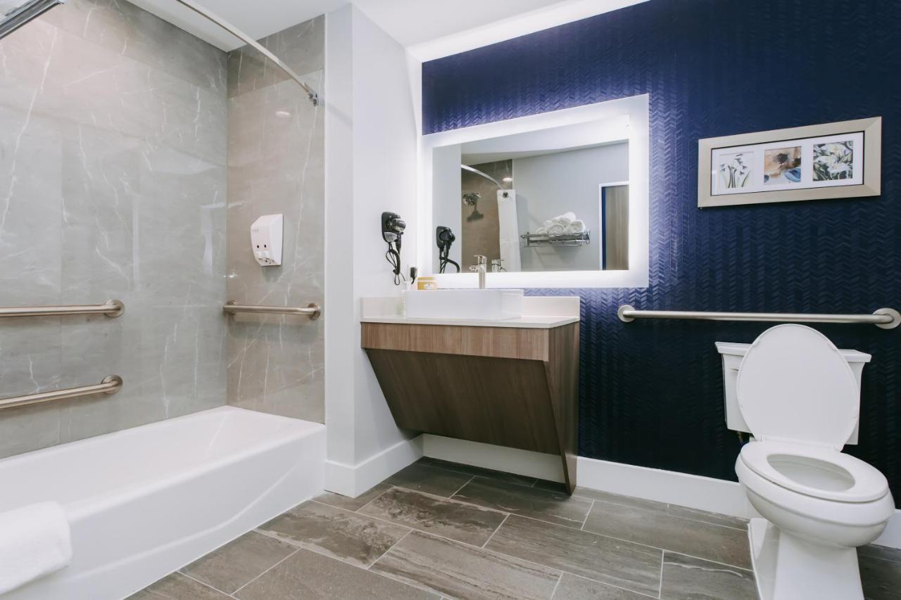 | Palace Inn Blue Houston East Beltway 8