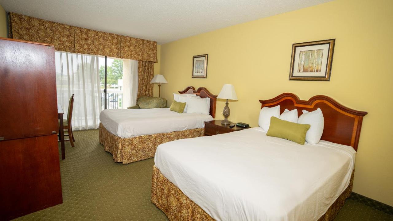Double Suite with Two Double Beds and Sofa-Bed - Non-Smoking at Clarion Hotel & Suites Convention Center Fredericksburg