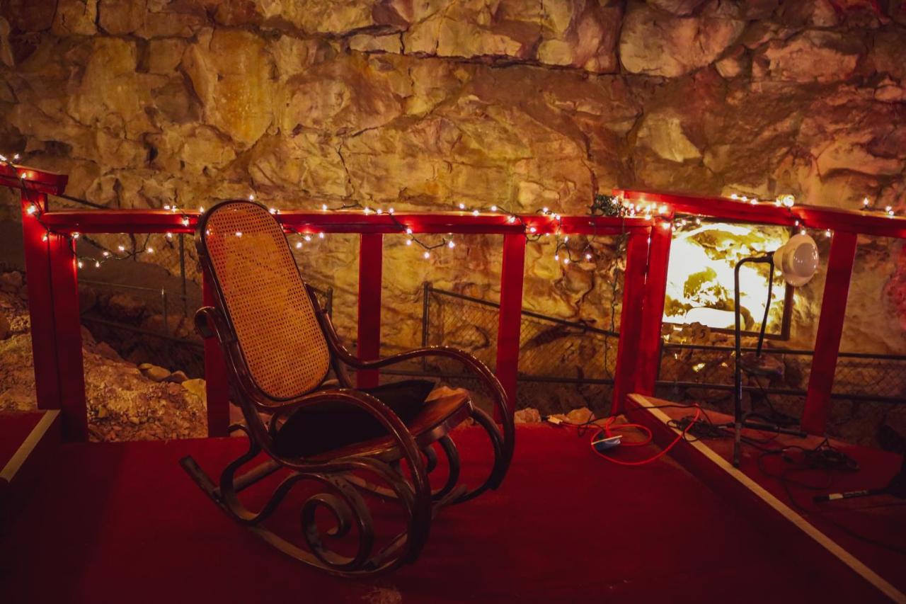 | Grand Canyon Caverns Inn