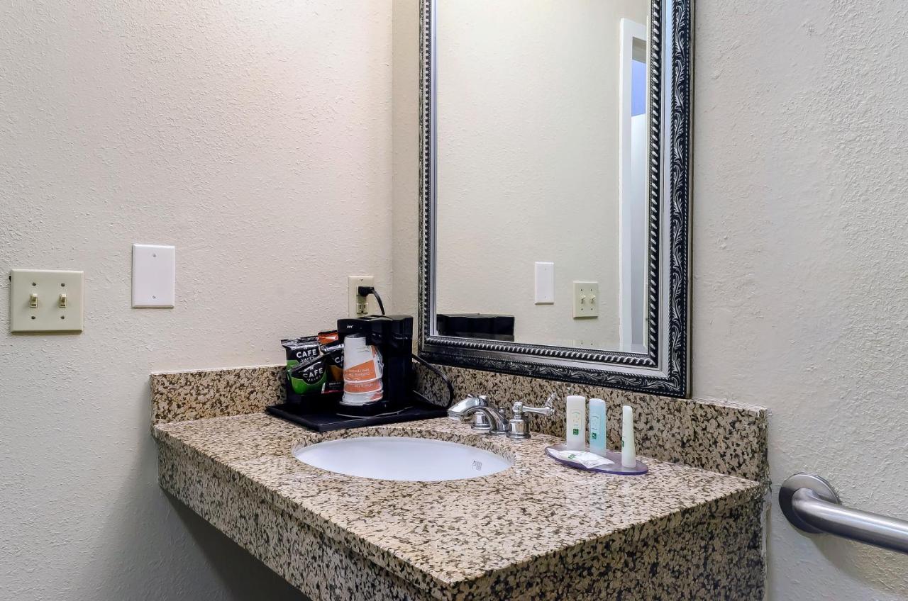 King Room - Accessible/Non-Smoking at Quality Inn Ruston