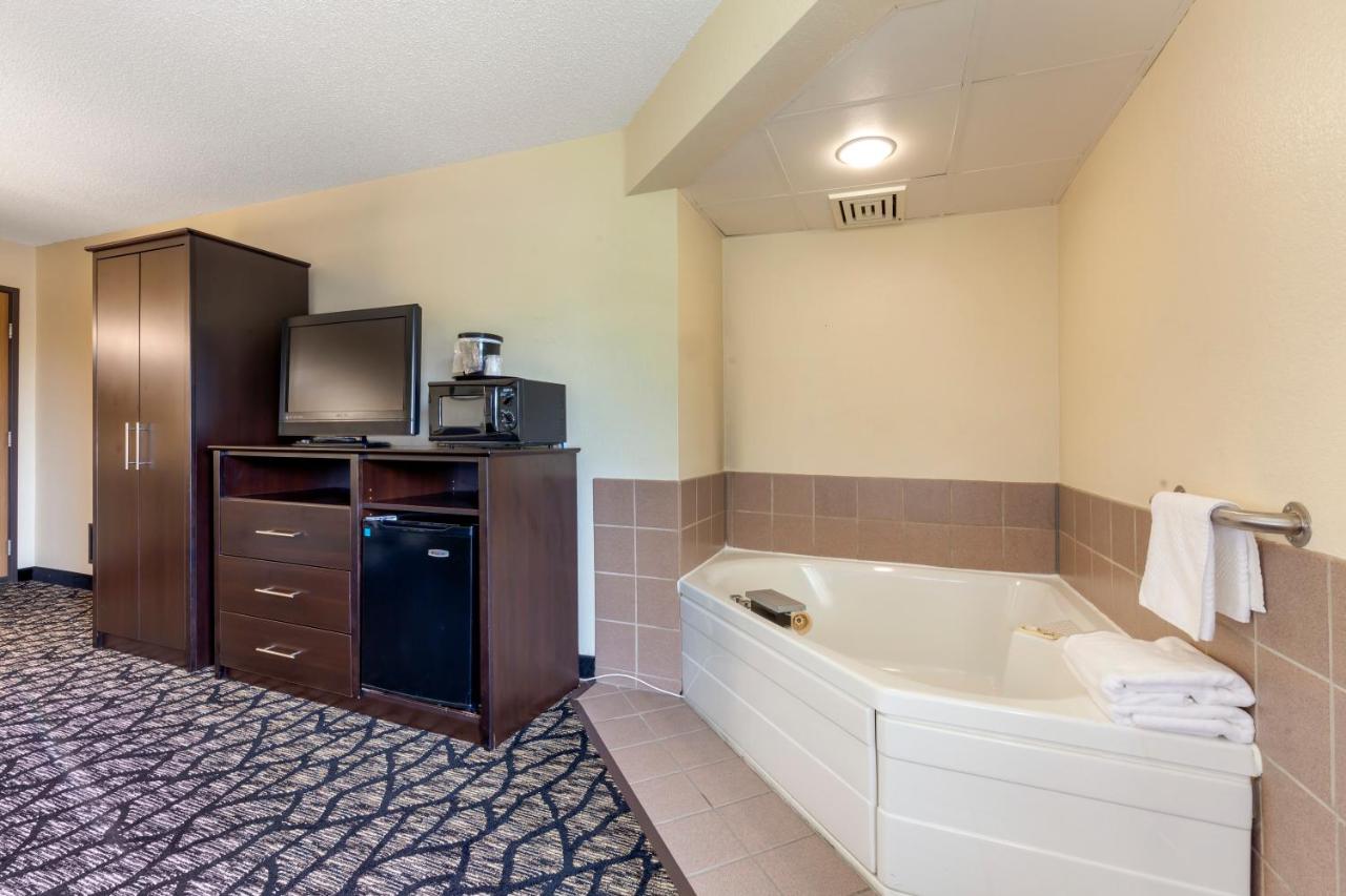 King Suite In Room Whirlpool with Sofabed - Non Smoking at Quality Inn Oshkosh Aviation Park