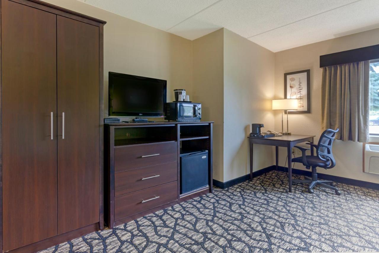 King Suite with Sofabed - Non Smoking at Quality Inn Oshkosh Aviation Park