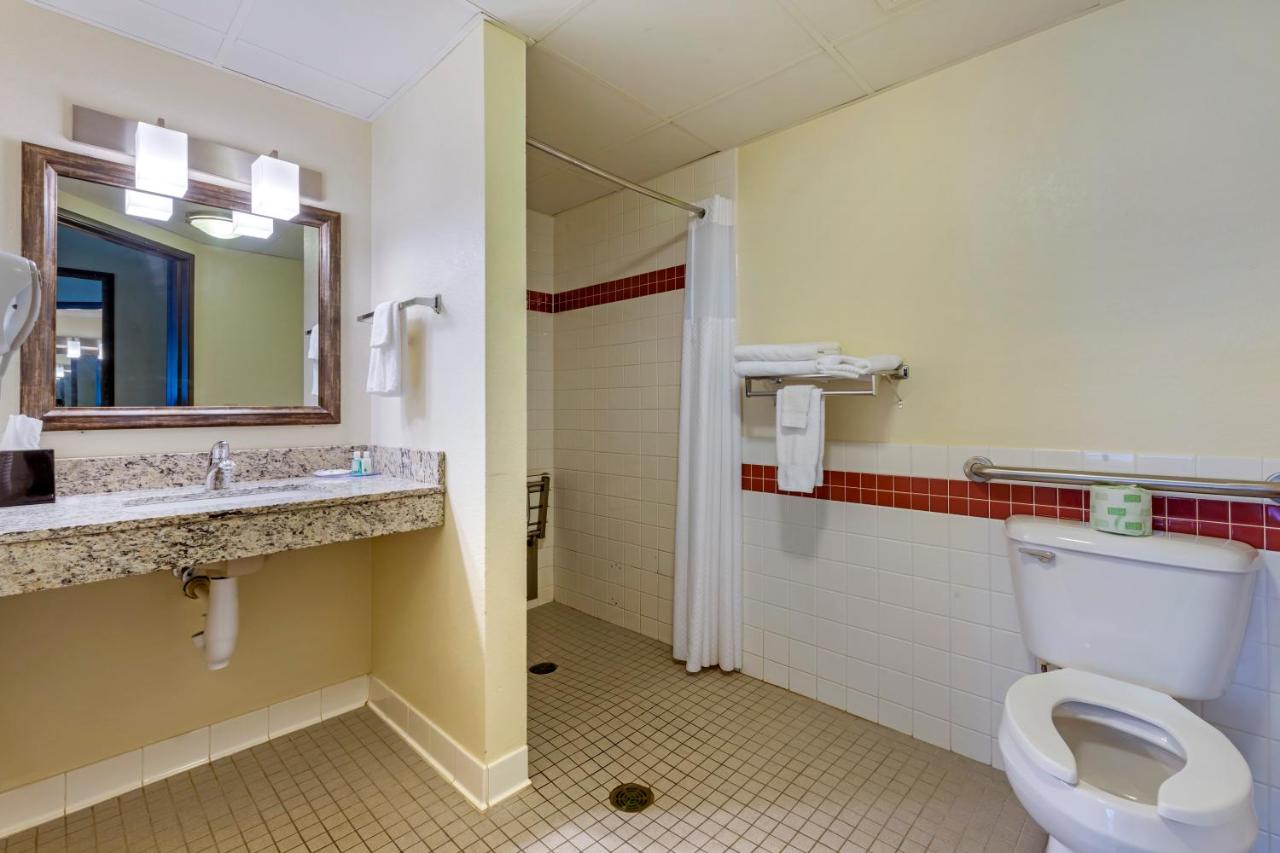 Queen Room - Accessible/Non Smoking at Quality Inn Oshkosh Aviation Park