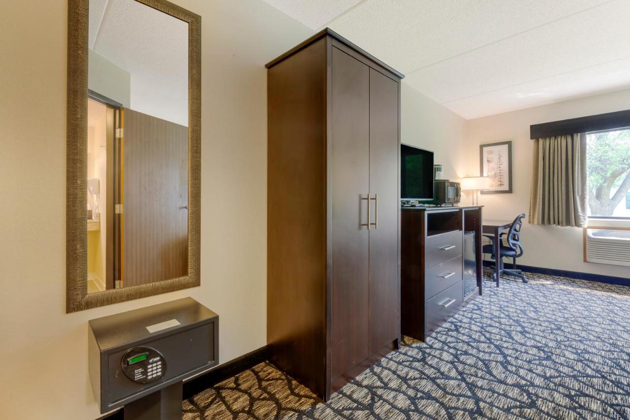 Queen Room - Accessible/Non Smoking at Quality Inn Oshkosh Aviation Park