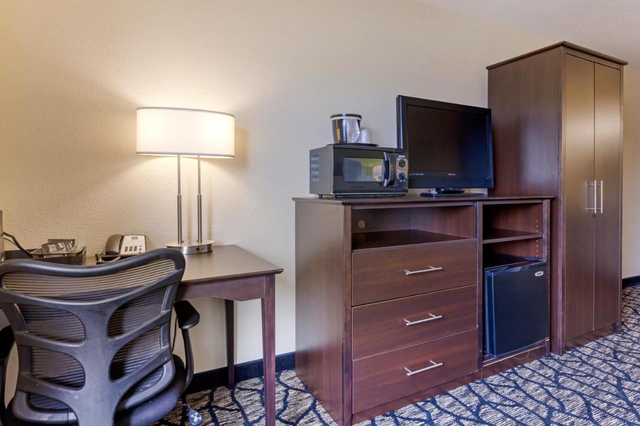 King Room - Non Smoking at Quality Inn Oshkosh Aviation Park