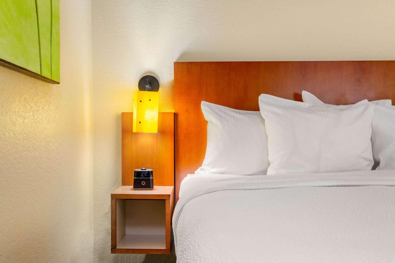 Deluxe King Room at La Quinta Inn & Suites by Wyndham Raleigh Crabtree