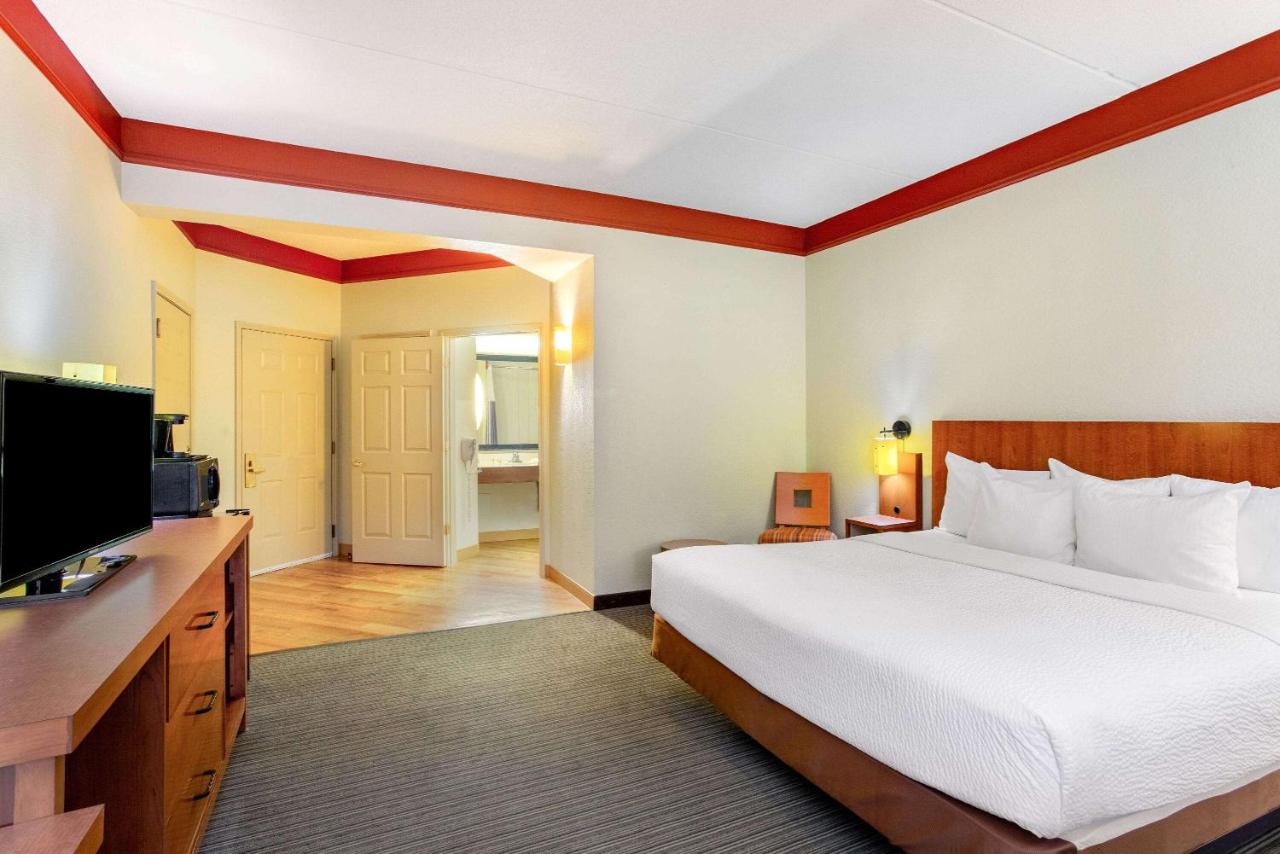 Deluxe King Room at La Quinta Inn & Suites by Wyndham Raleigh Crabtree