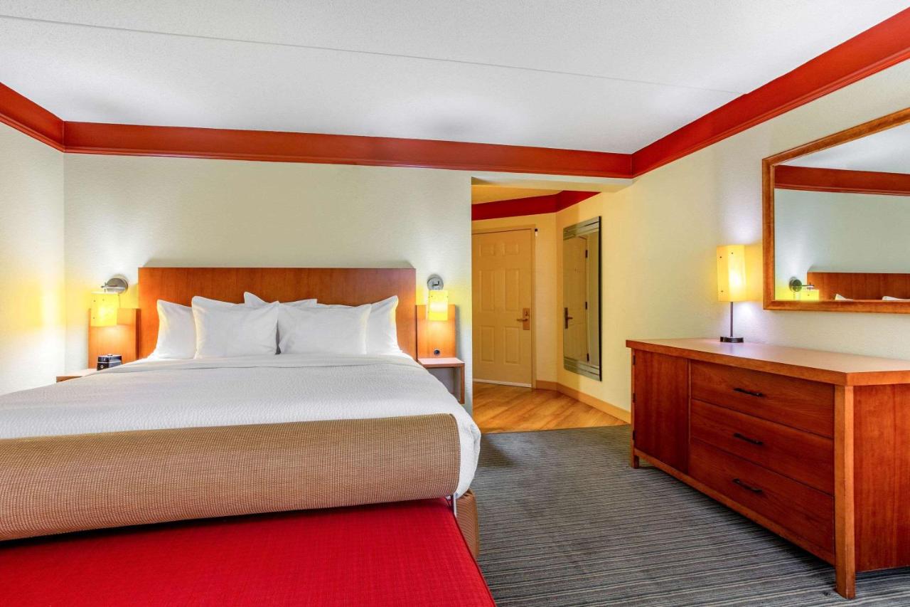 Deluxe King Room at La Quinta Inn & Suites by Wyndham Raleigh Crabtree
