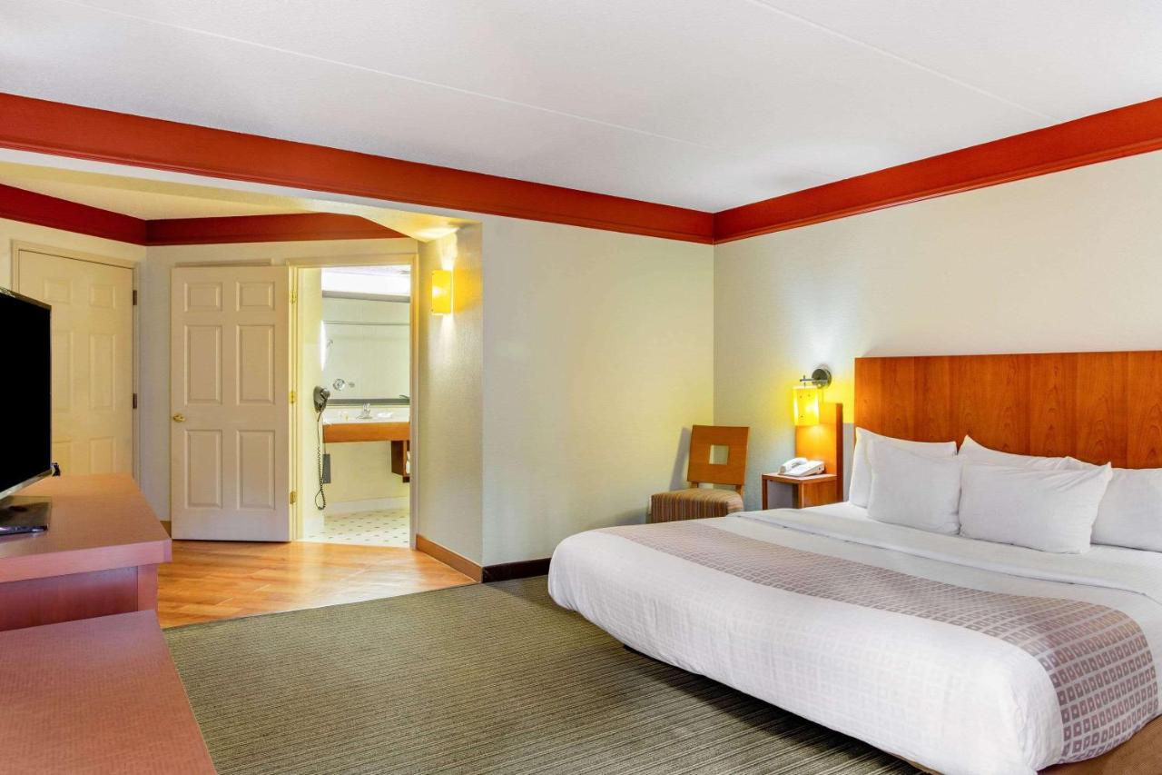 Deluxe King Room at La Quinta Inn & Suites by Wyndham Raleigh Crabtree