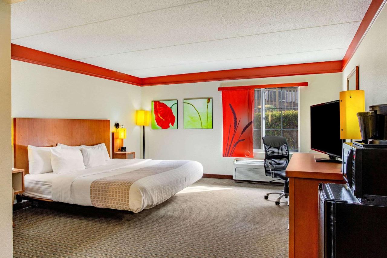 Deluxe King Room at La Quinta Inn & Suites by Wyndham Raleigh Crabtree