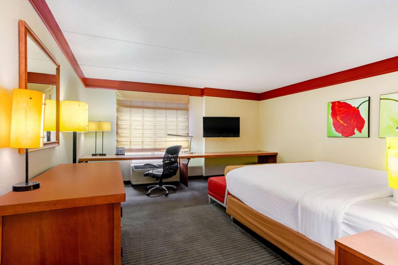 Deluxe King Room at La Quinta Inn & Suites by Wyndham Raleigh Crabtree