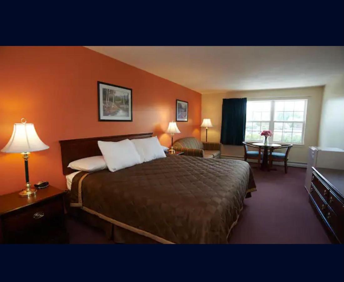 | Coos Motor Inn