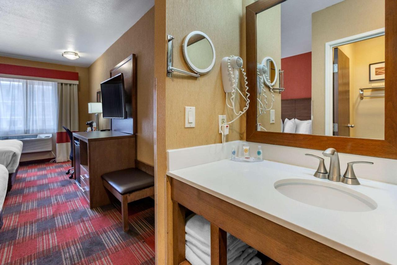 Queen Suite with Balcony and Wet Bar - Non-Smoking at Comfort Inn Flagstaff Lucky Lane I-40