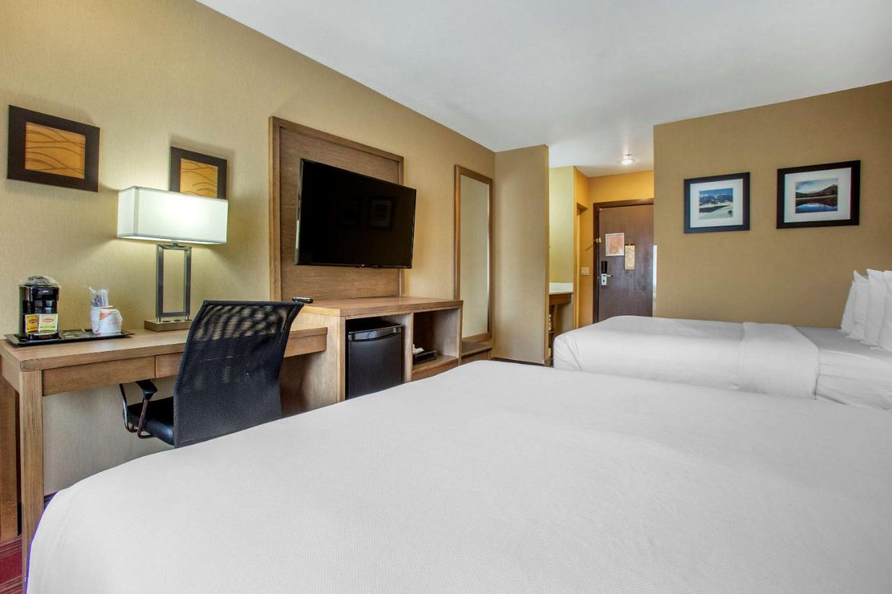 Queen Suite with Balcony and Wet Bar - Non-Smoking at Comfort Inn Flagstaff Lucky Lane I-40