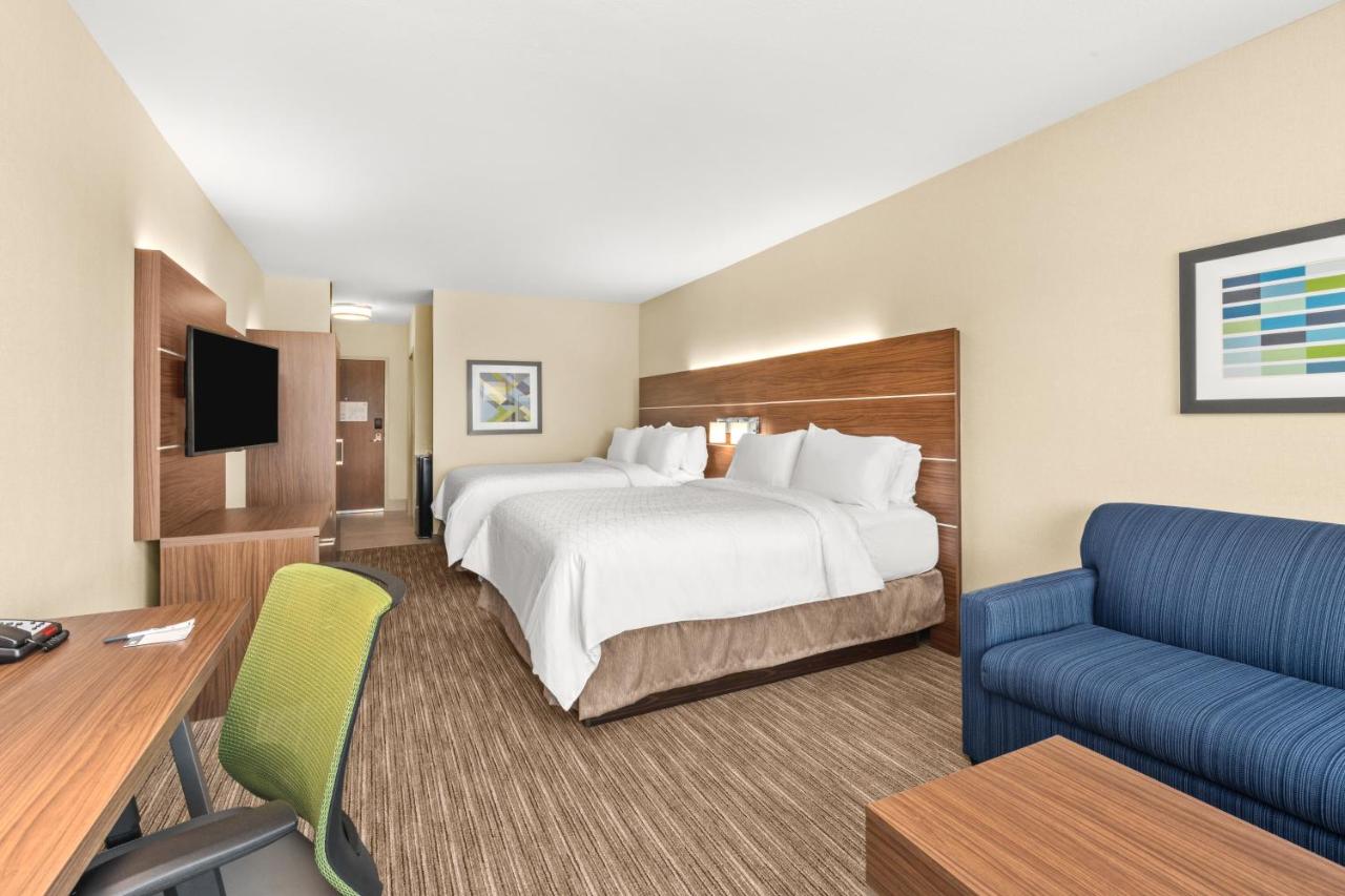 Queen Suite with Two Queen Beds and Mobility Accessible Bathtub - Non-Smoking at Holiday Inn Express & Suites Suisun City by IHG