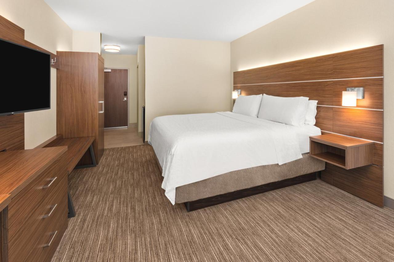 Standard King Room - Non-Smoking at Holiday Inn Express & Suites Suisun City by IHG