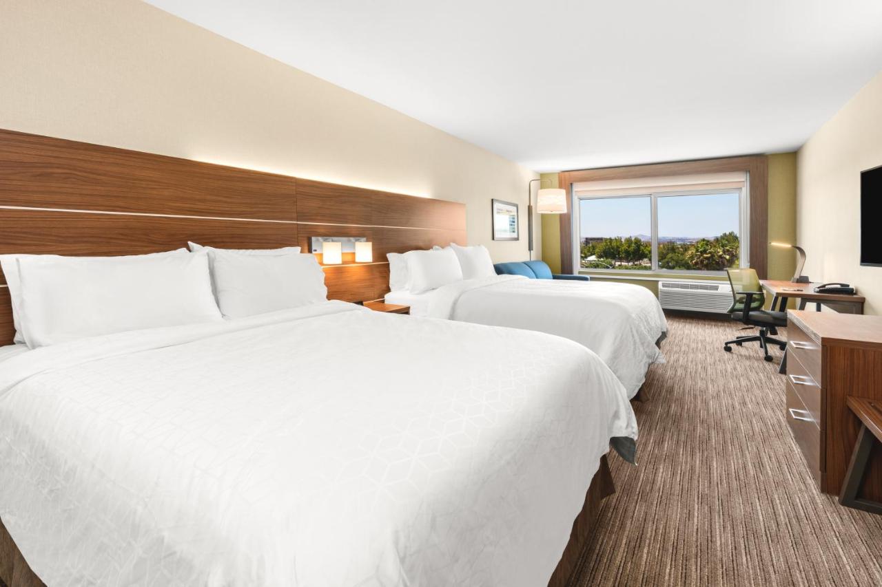 Queen Suite with Two Queen Beds and Mobility Accessible Bathtub - Non-Smoking at Holiday Inn Express & Suites Suisun City by IHG