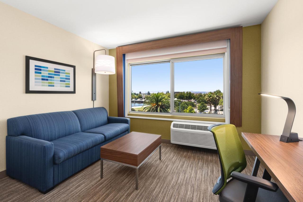 Queen Suite with Two Queen Beds and Mobility Accessible Bathtub - Non-Smoking at Holiday Inn Express & Suites Suisun City by IHG