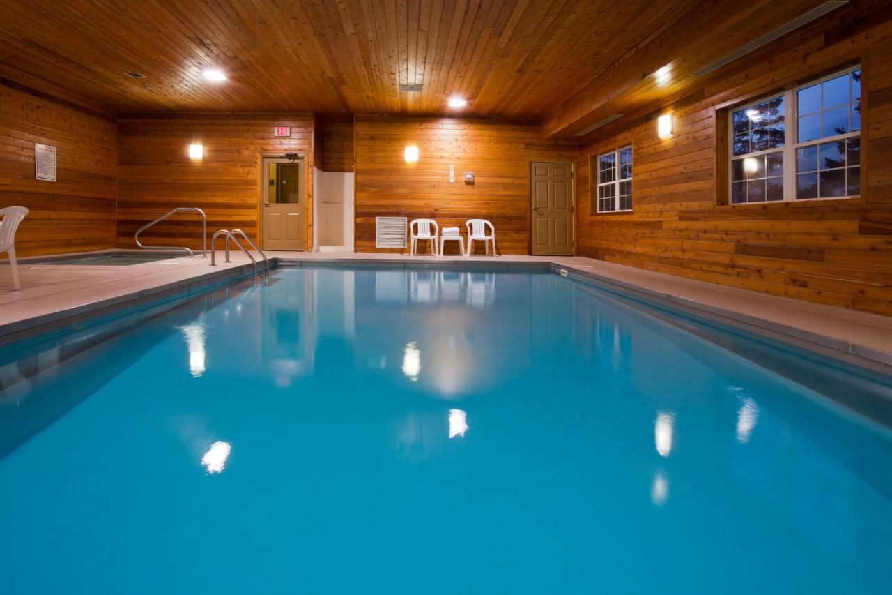 | Country Inn & Suites by Radisson, Dakota Dunes, SD