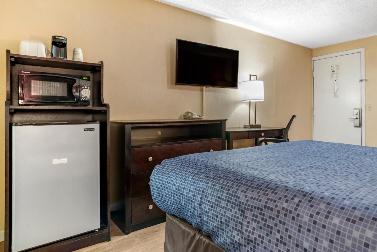 Queen Room - Accessible/Non-Smoking at Econo Lodge Oxford near Choccolocco Park