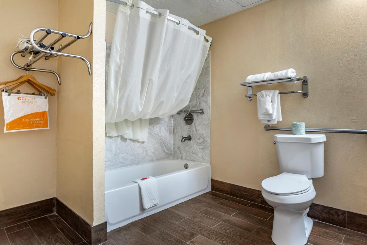 Queen Room - Accessible/Non-Smoking at Econo Lodge Oxford near Choccolocco Park