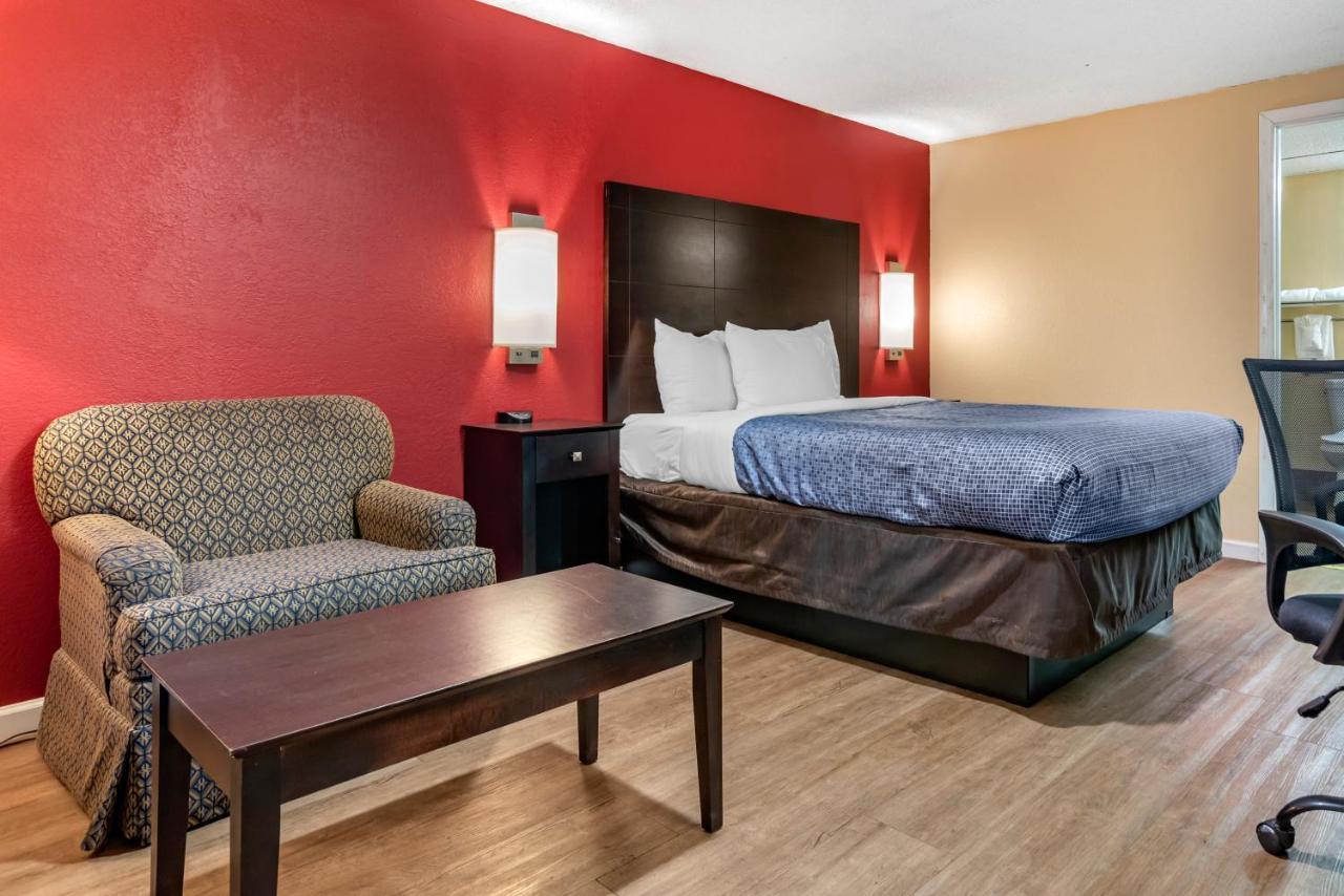 Queen Room - Accessible/Non-Smoking at Econo Lodge Oxford near Choccolocco Park