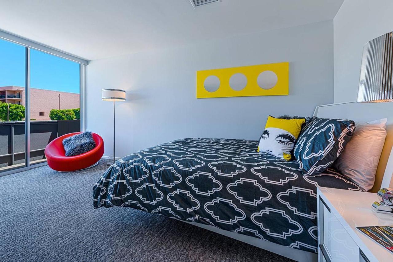 Deluxe Queen Room at The Twist Palm Springs