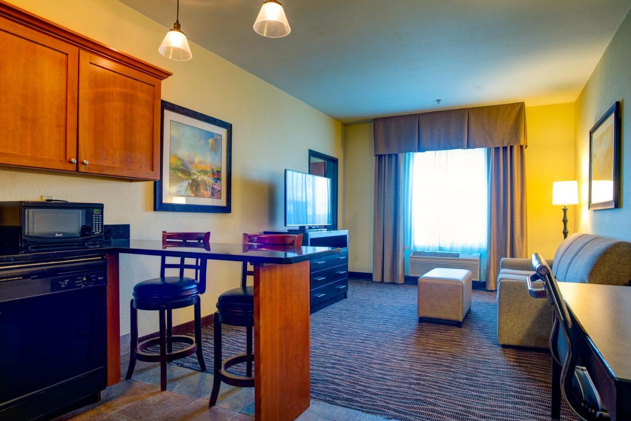 King Suite with Kitchenette at Best Western Plus Ellensburg Hotel