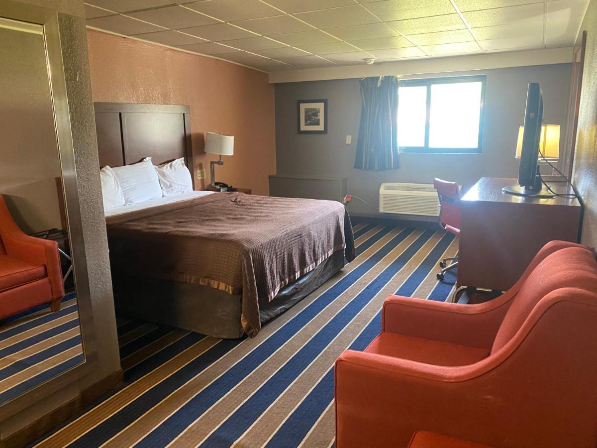 King Suite at Economy Inn North Randall