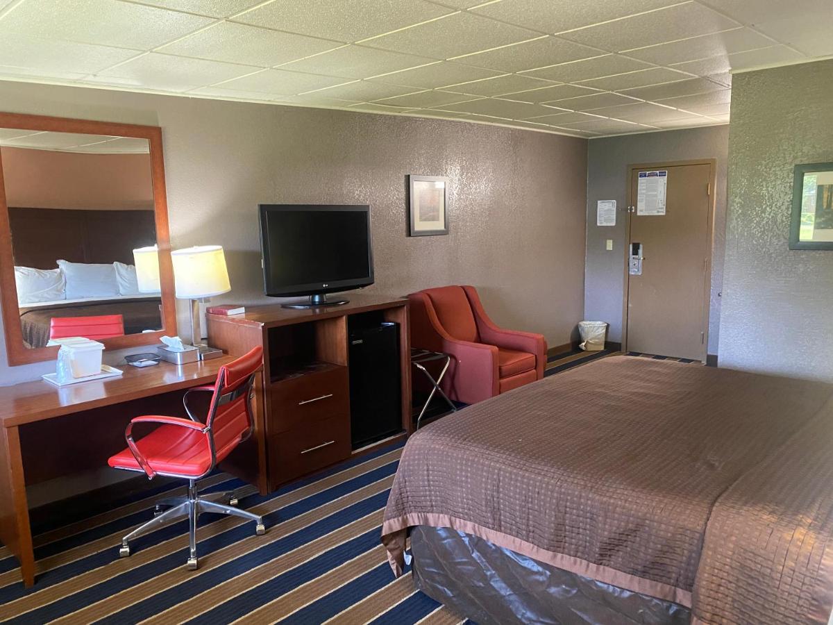 King Suite at Economy Inn North Randall