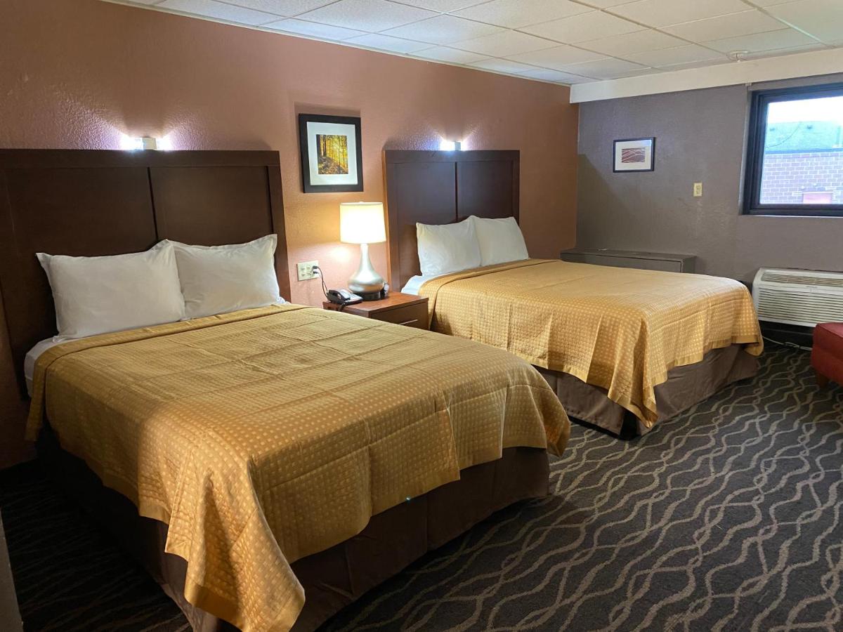 Double Room at Economy Inn North Randall